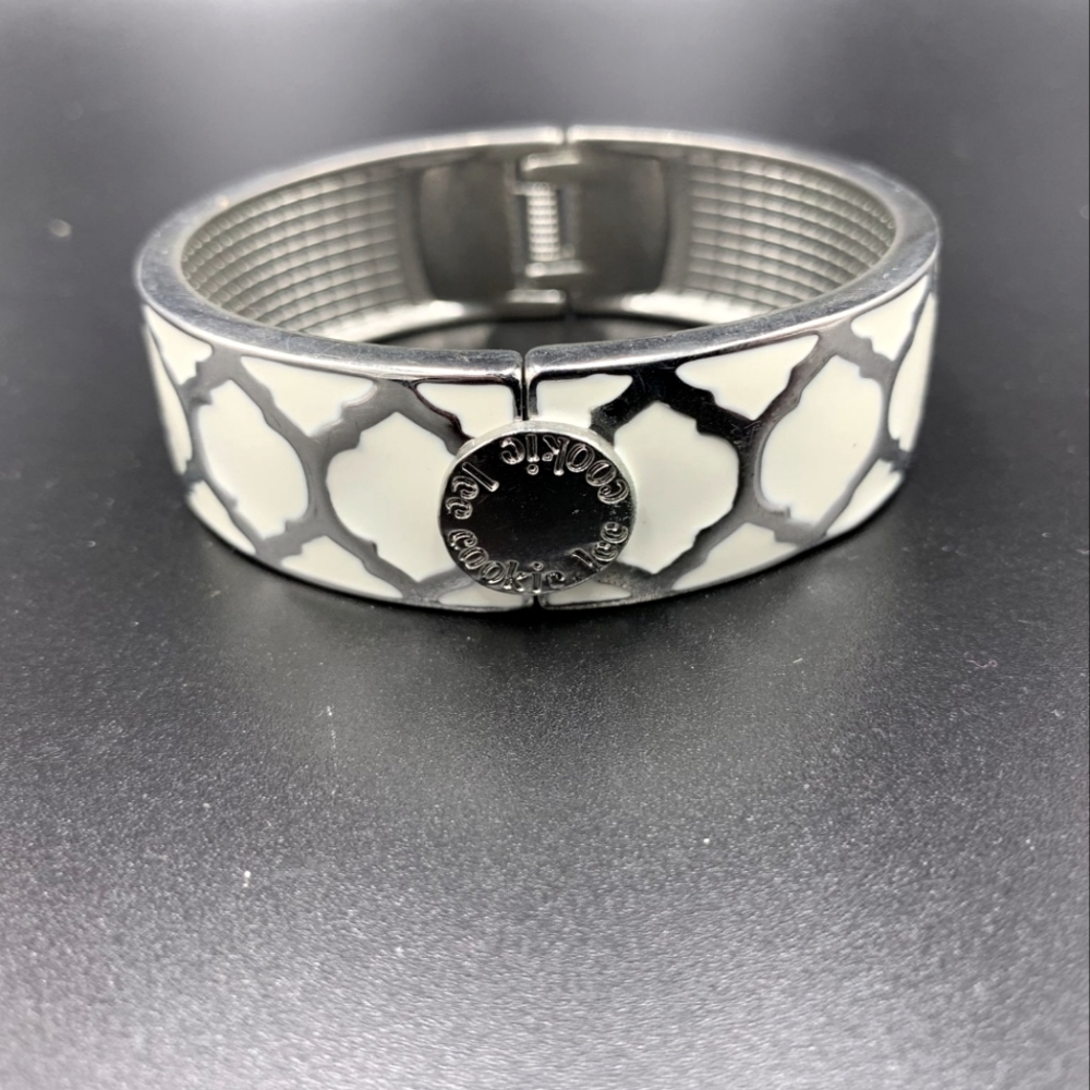 Enameled hinged bangle